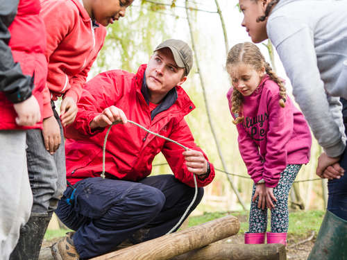 adult_leader_teaching_rope_skills